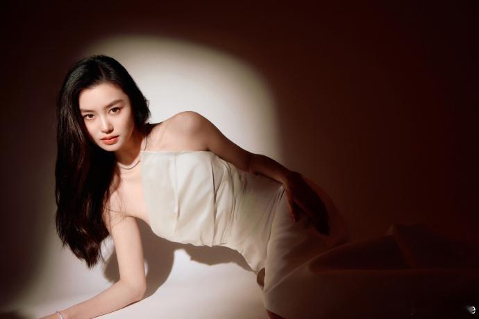 陈瑜在2024年微博之夜结束后发布了她的收工图，红毯上的她美得如沐春风，好美 