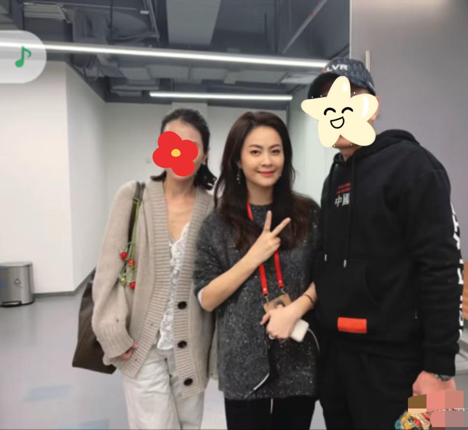 终于懂了为什么是云姐了。
今天刷到云姐与友人的合影，果然很漂亮。
是那种很有自我