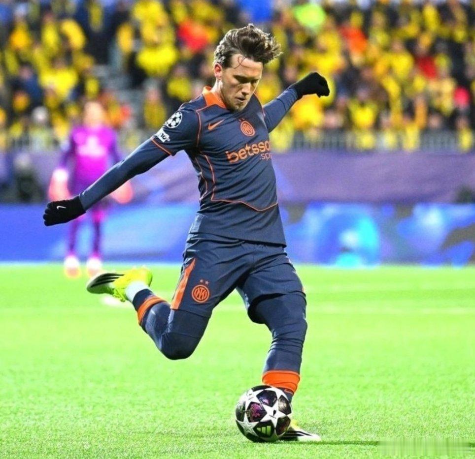 国际米兰本轮出现中场用人荒，恰尔汗奥卢（外加伤病）和巴雷拉停赛，泽林斯基身体不适