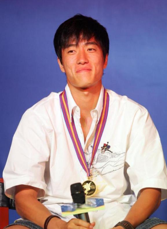 2004年刘翔跨栏夺冠后，开发商送他一套225万的房子，他豪气地送给教练，不料，