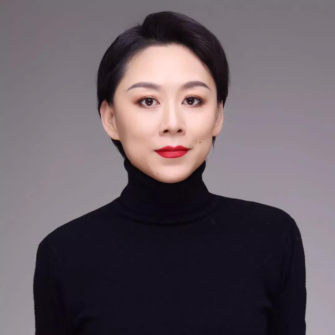 优雅的黑丝绒高领衫，搭配红唇妆容，尽显高级感！