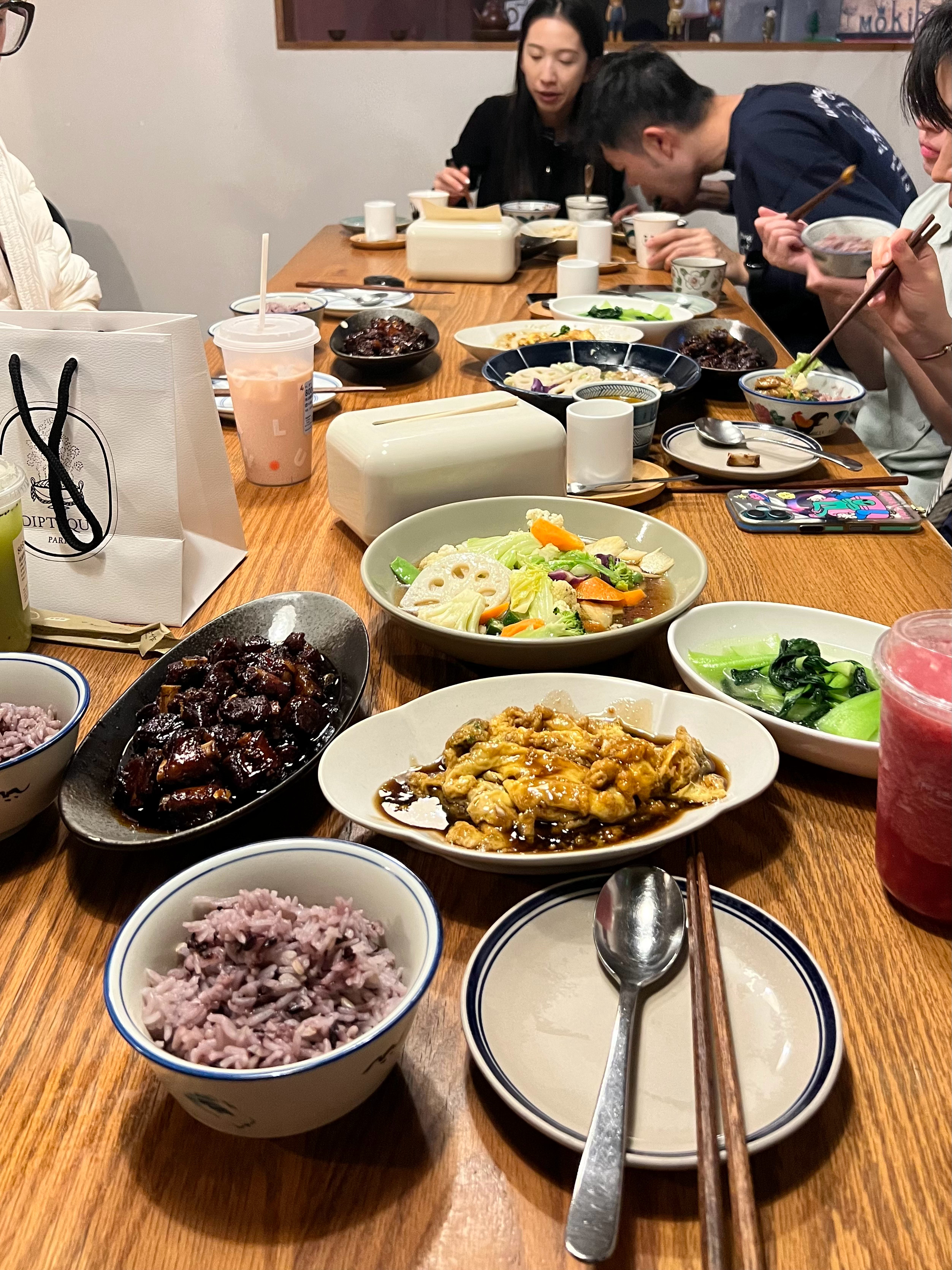 今晚做小姨👯🏻‍♀️在外地读大学的侄女来北京玩，下班和她约了三里屯见。餐厅是