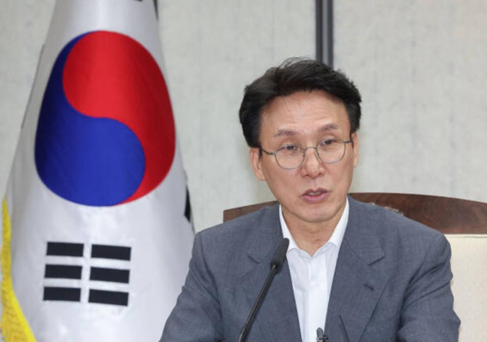 韩国执政党共同民主党党首金民锡9月7日在国会把一句很重的话摆到了台面上：韩国“只