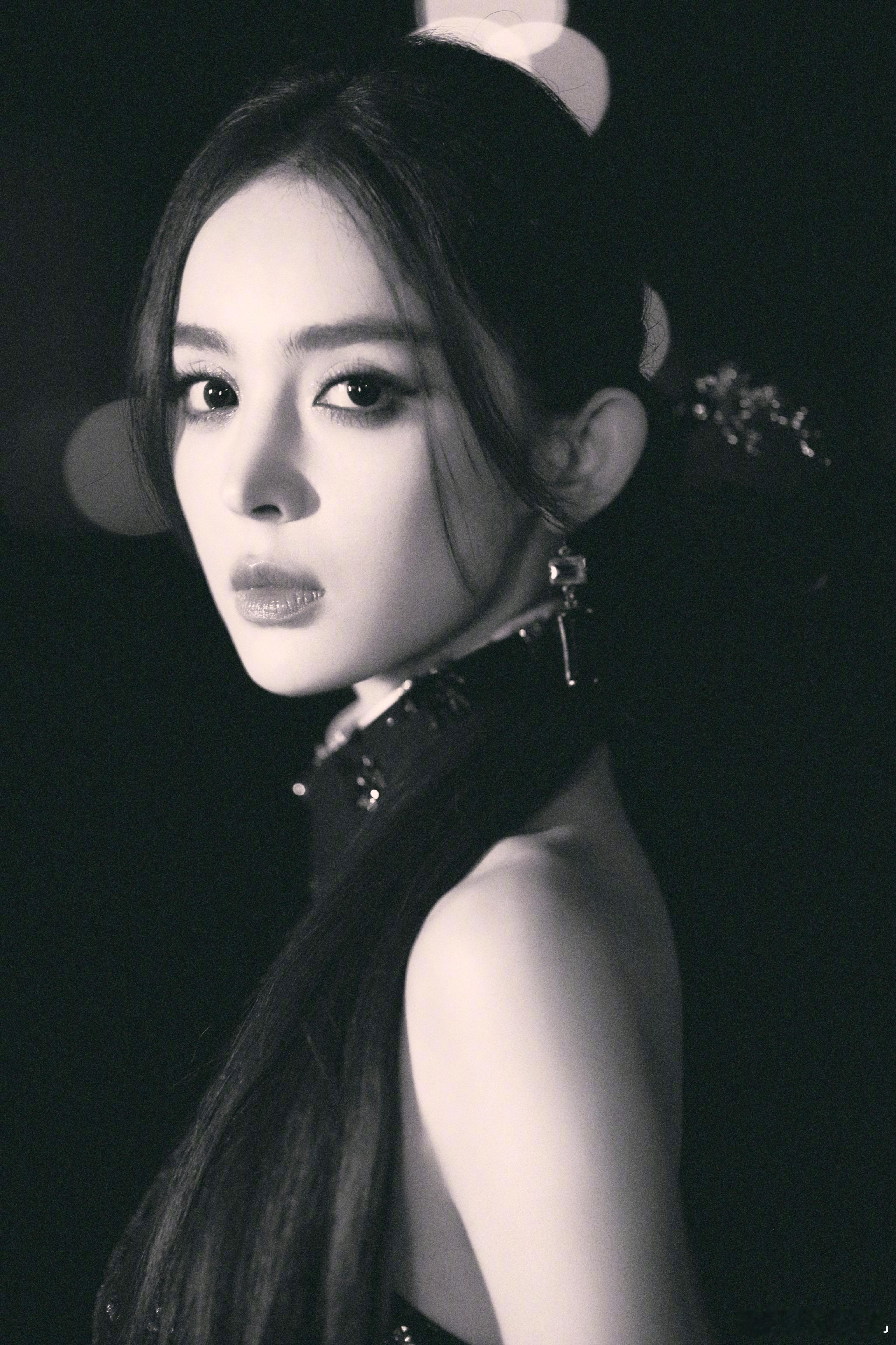 #娜扎黑色新中式#🦋#娜扎在米兰穿国风旗袍#娜扎搭配新中式国风造型出现在米兰街