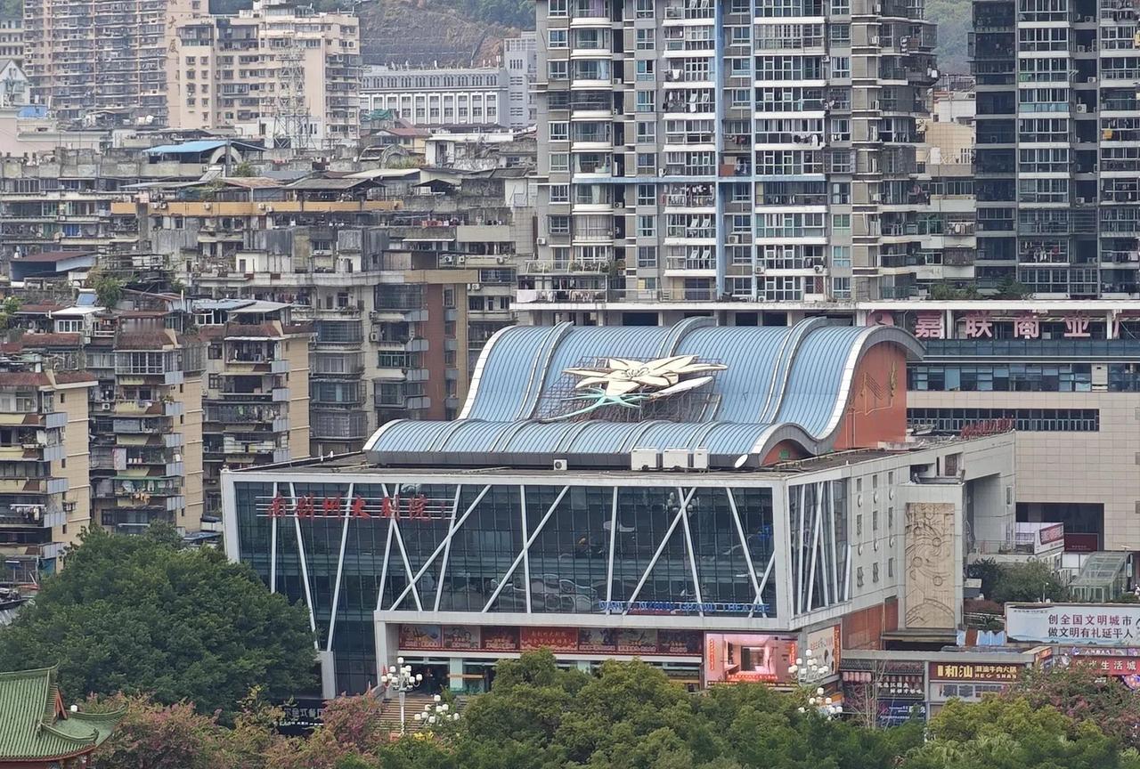 南剑州大剧院，原名南平大剧院，是延平区中心城区的一个标志性建筑，该建筑是按钢琴的