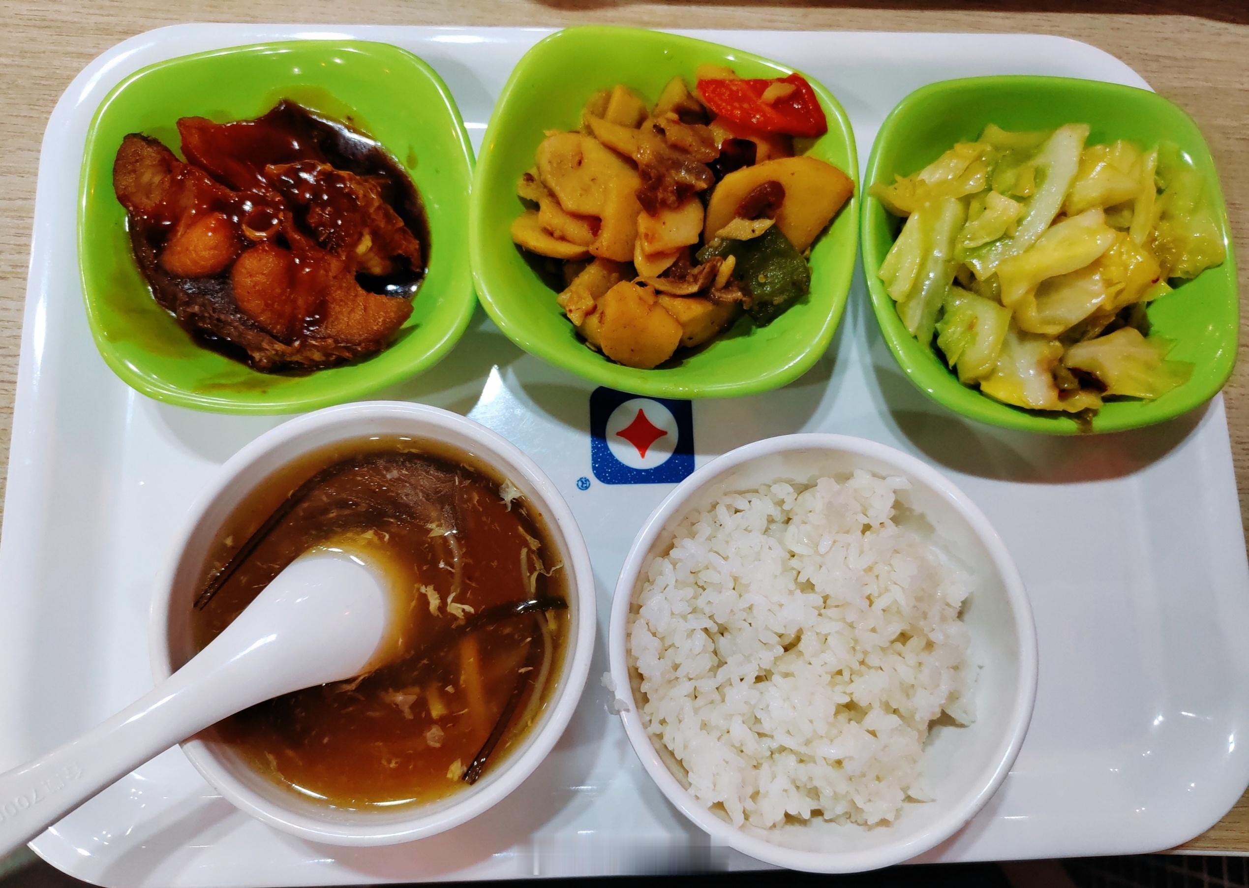 #2月29日出生怎么过生日# 过农历呀#好好吃饭# 午餐吃得最多，米饭、包菜、茨