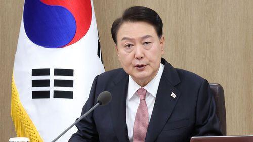 据韩联社报道，韩国总统尹锡悦25日在主持内阁会议时流鼻血，一名韩国政府官员在电话