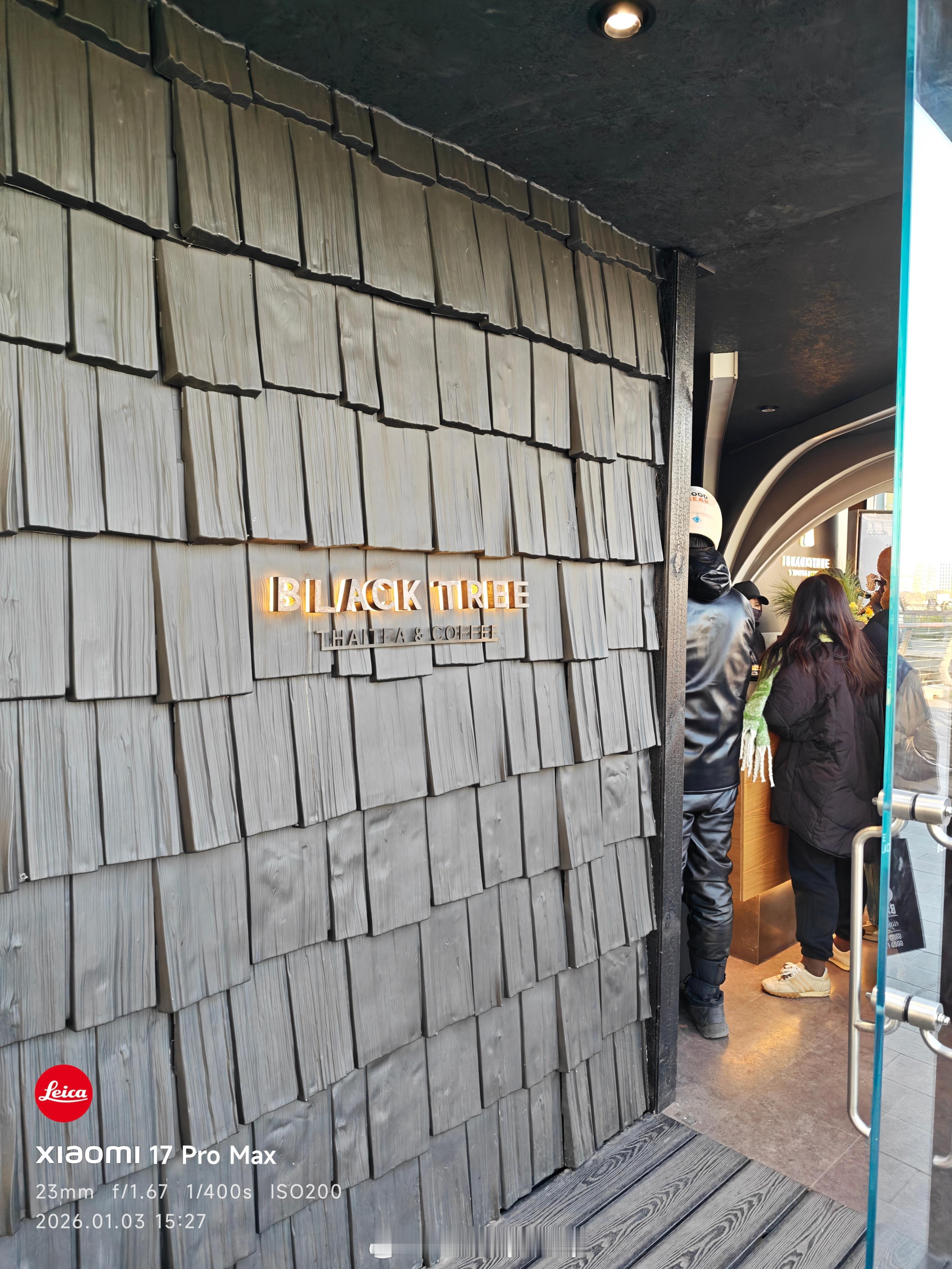 小店像个快闪店，比较乱。插队阿姨没法治，靠阿姨自觉，靠店里工作人员了。 