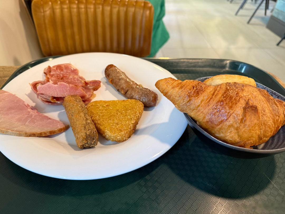天天都是图一英式早餐，要崩溃了，好想念包子/油条/煎饼/肉肠粉，订的酒店都含早餐