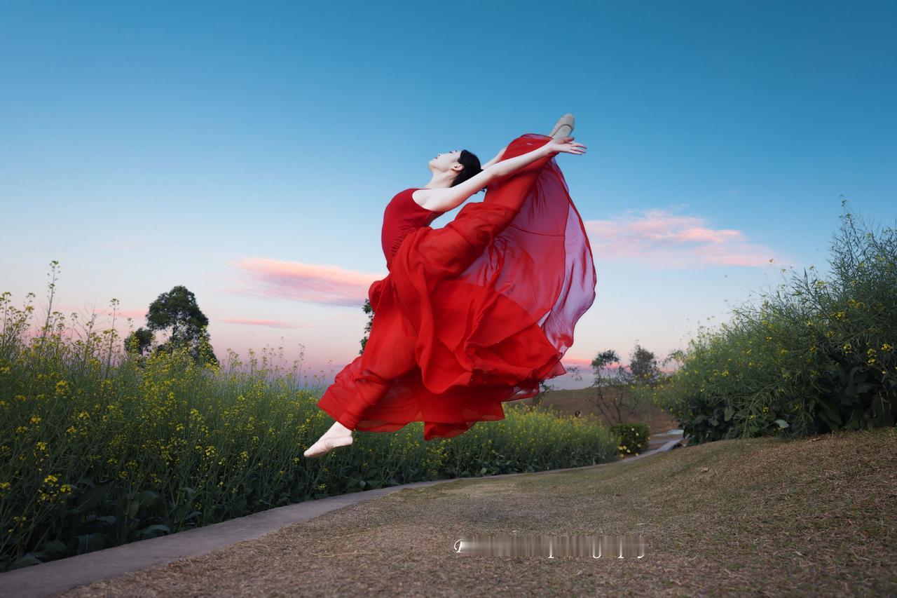 金色花海翻涌浪，一袭红裙映日光。
《油菜花唯美人像摄影》|星空无限
人像人像摄影
