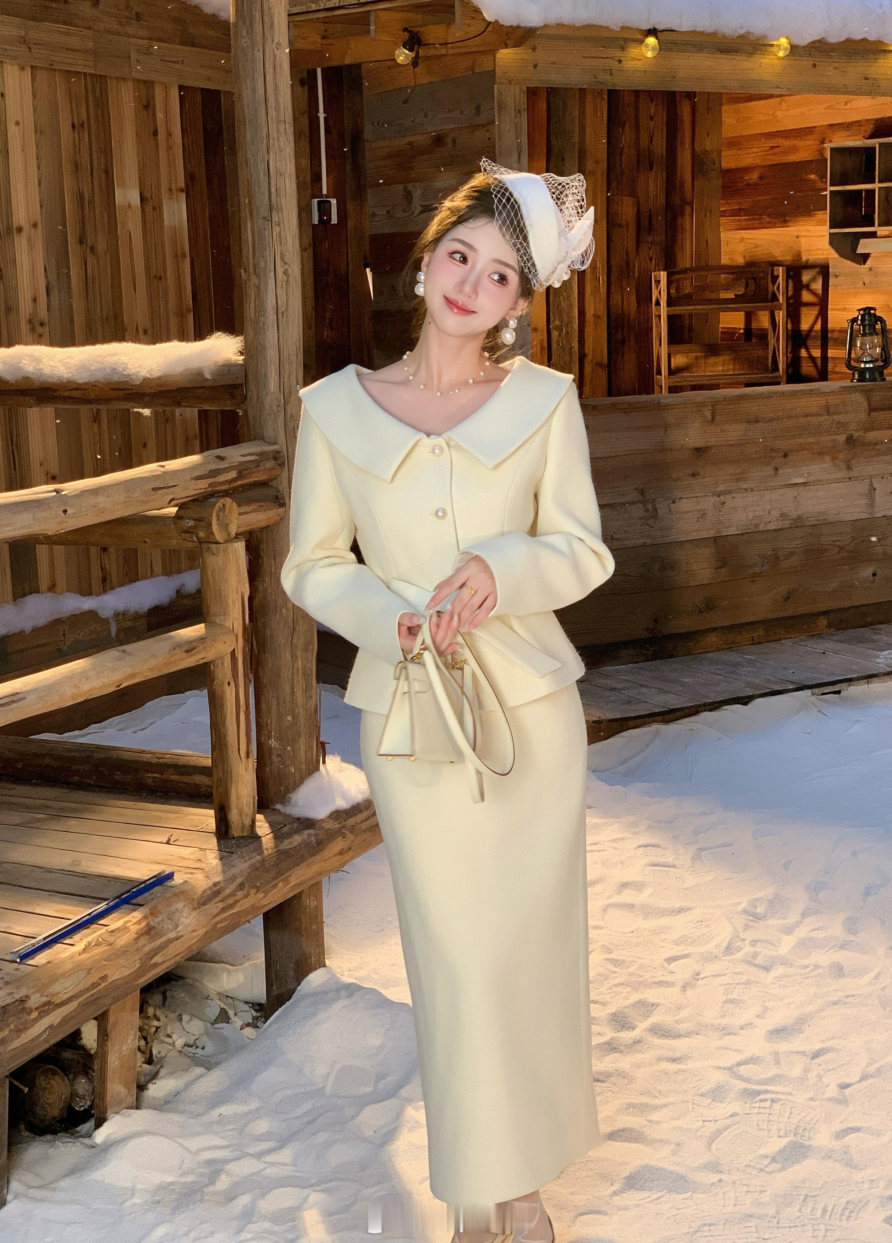 10.20 20:00  🆕 套装整体为温柔的米白色系软糯质感面料，搭配大毛领