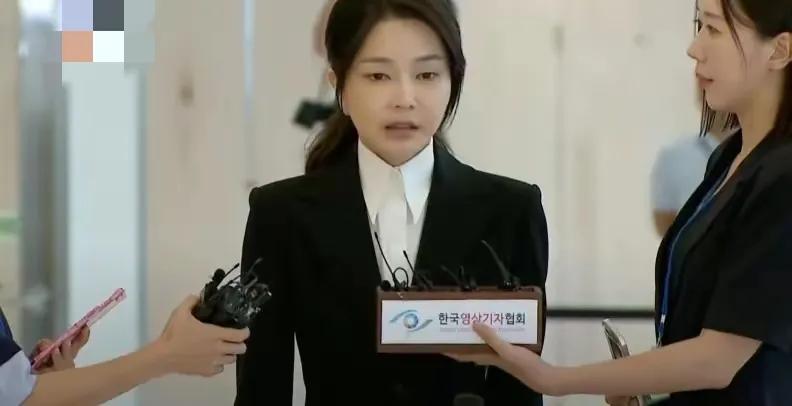 韩国夫人金建希这时候变得非常地听话，说来就来！特检组对她的传唤指定的时间和地点，