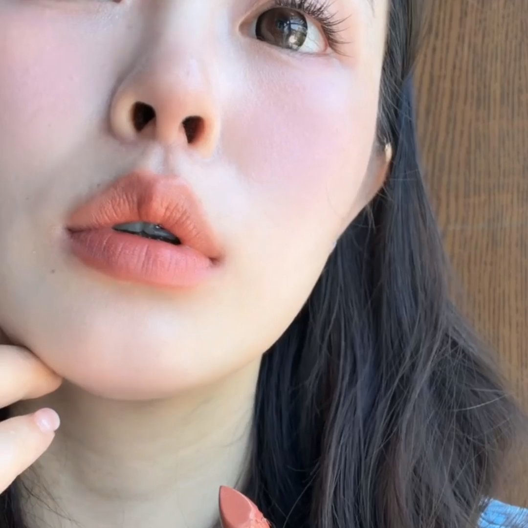 这支橄榄皮天菜口红简直是我的本命！🙌 刚开始还担心裸茶奶咖会太暗，结果上嘴浓郁