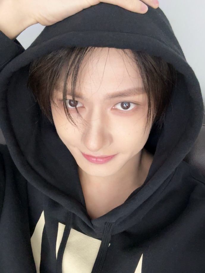 文俊辉黑卫衣四宫格 文俊辉黑卫衣四宫格，简单黑卫衣look完全男大啊