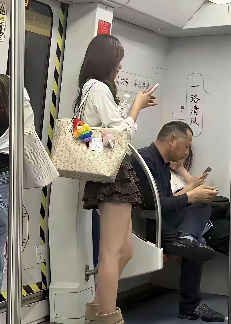 我一直非常好奇，女生一出门就带个包，到底装的是什么，累不累 