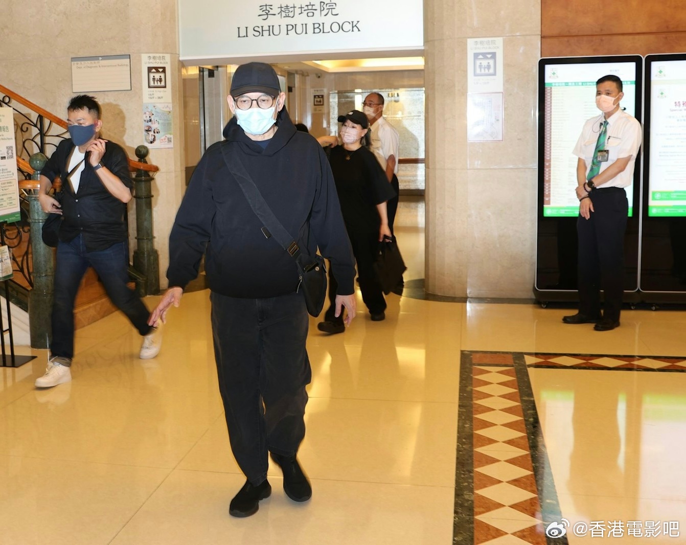 徐克到医院探望施南生，在门口接受传媒访问时表示：「给她点时间，要空间去休息，多谢