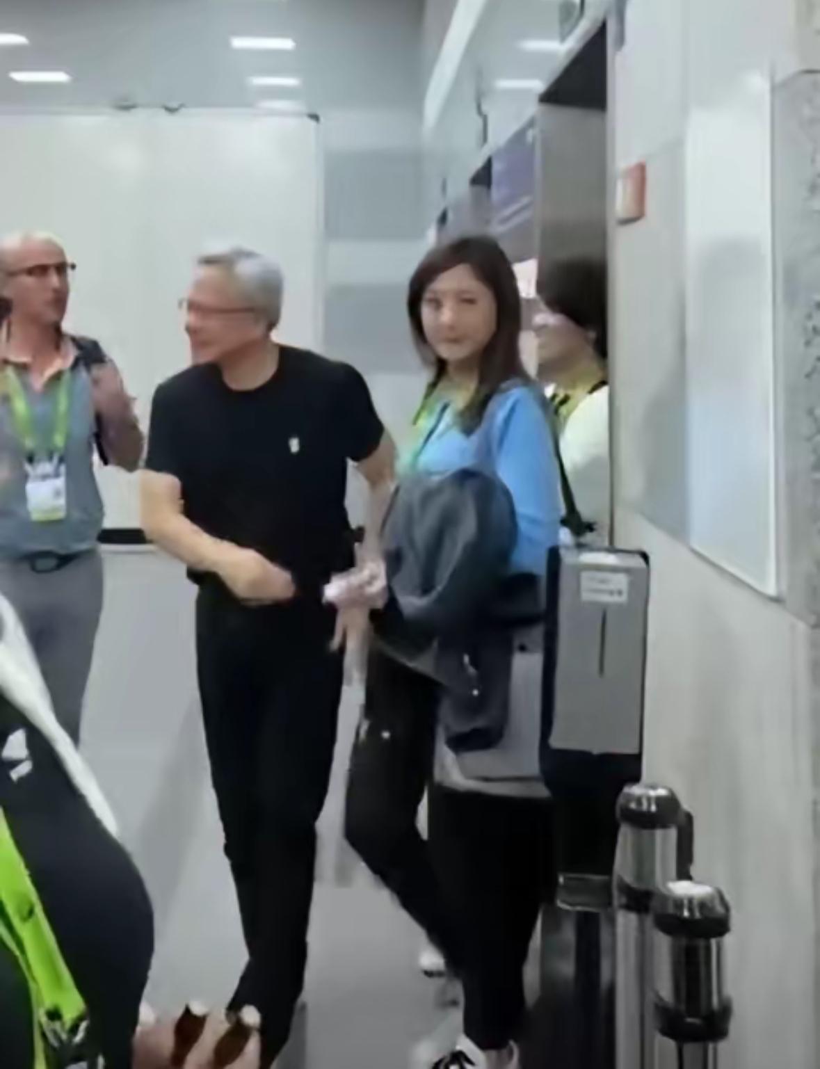 黄仁勋女助理：平凡中的不凡
你看，这就是黄仁勋的女助理，咋看也就三十出头的年纪。