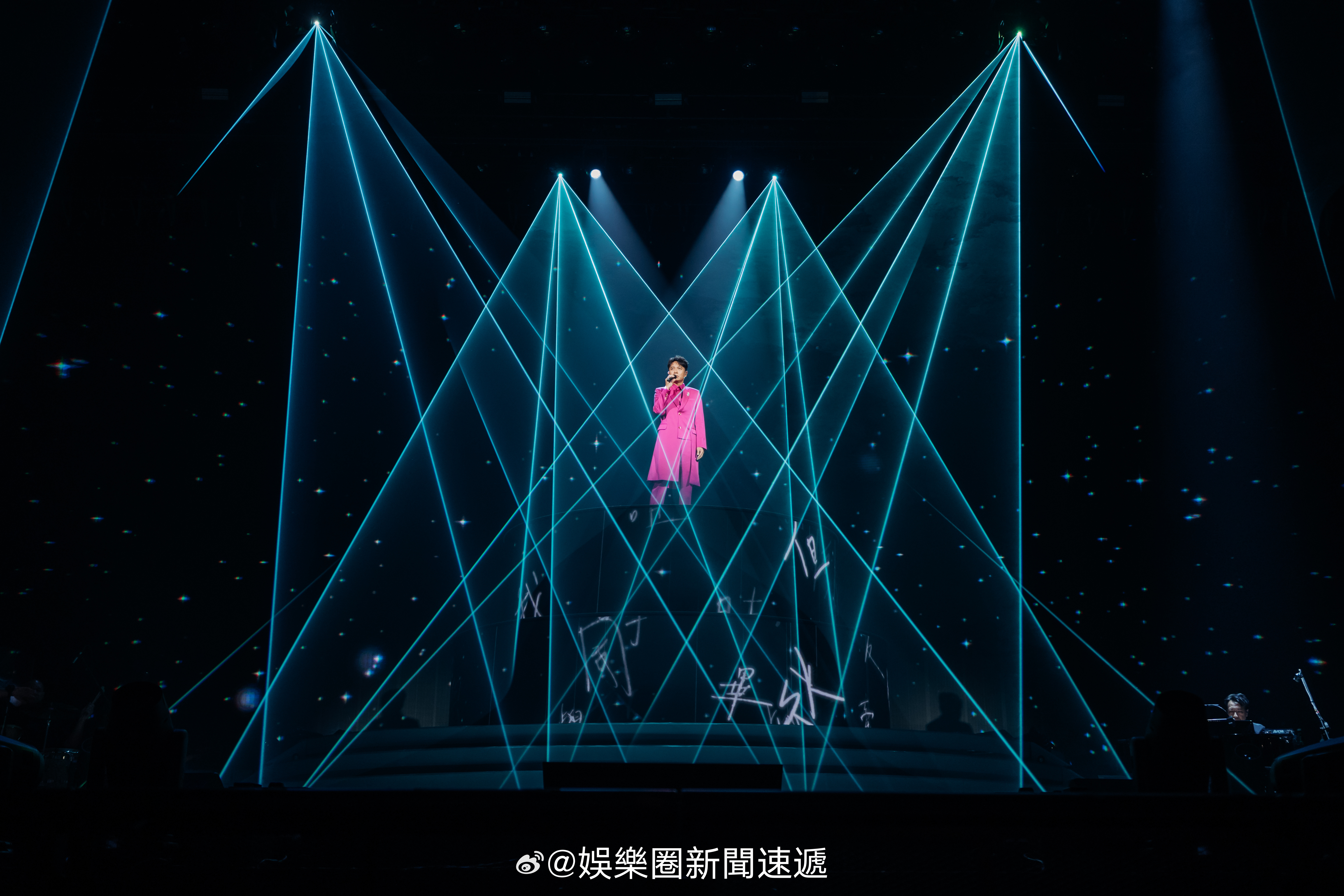 「（有視頻）澳门 騷升空登場氣勢磅礡..秦昊驚喜現身鬥嘴合唱掀高潮 … 大公文匯