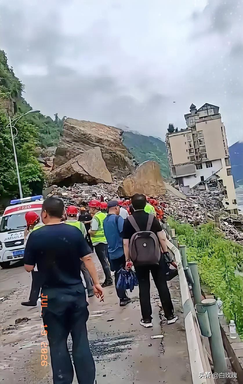 一句话让我破防了。
中国安能集团首席技术专家周志东，
干了一辈子工程应急救援，