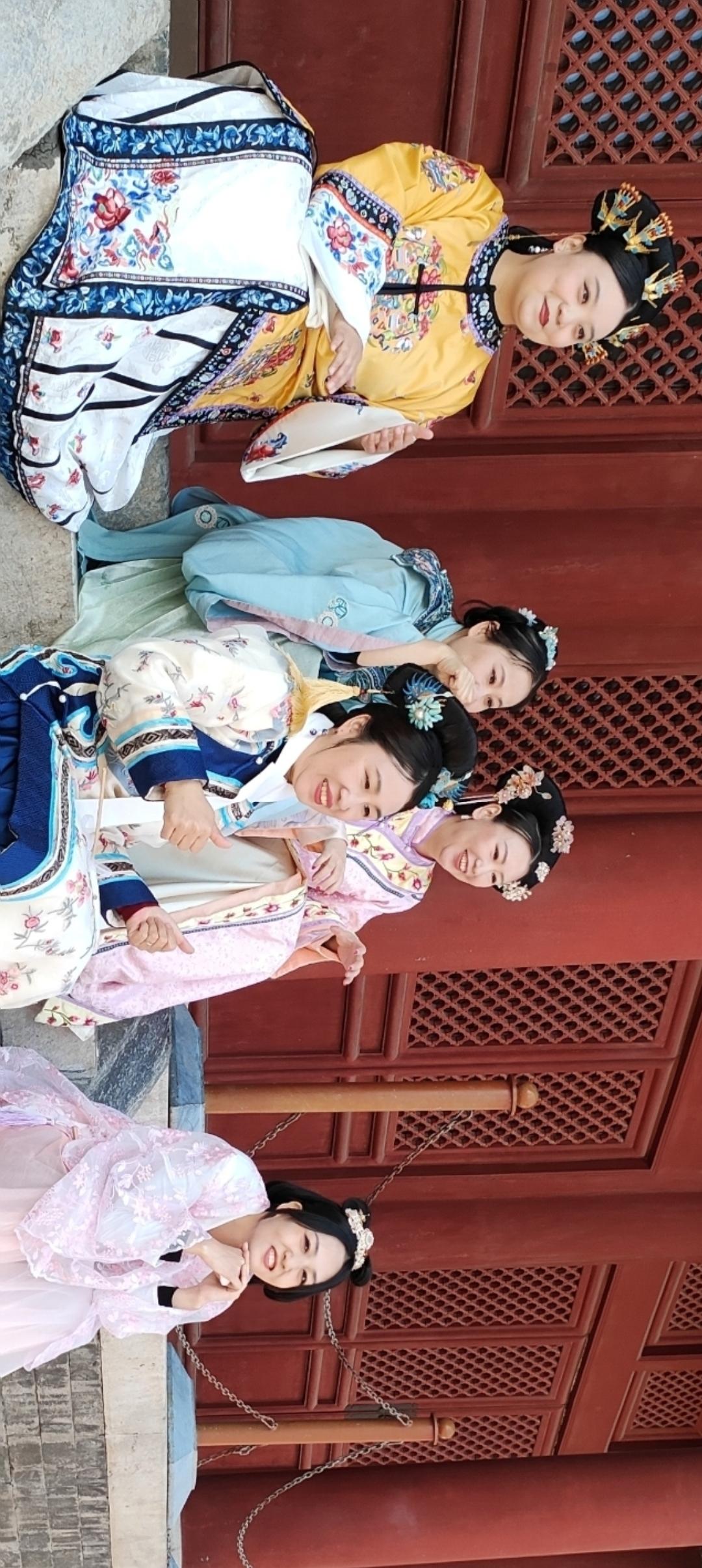 穿越时空的古典之美，旗袍与古风建筑的完美融合。