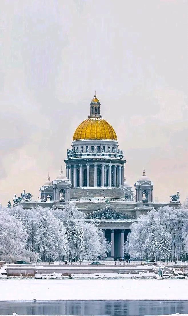 除夕之夜的一场大雪造访了圣彼得堡，雪过天晴之后，整座城市都披上了银装，伊萨基辅大