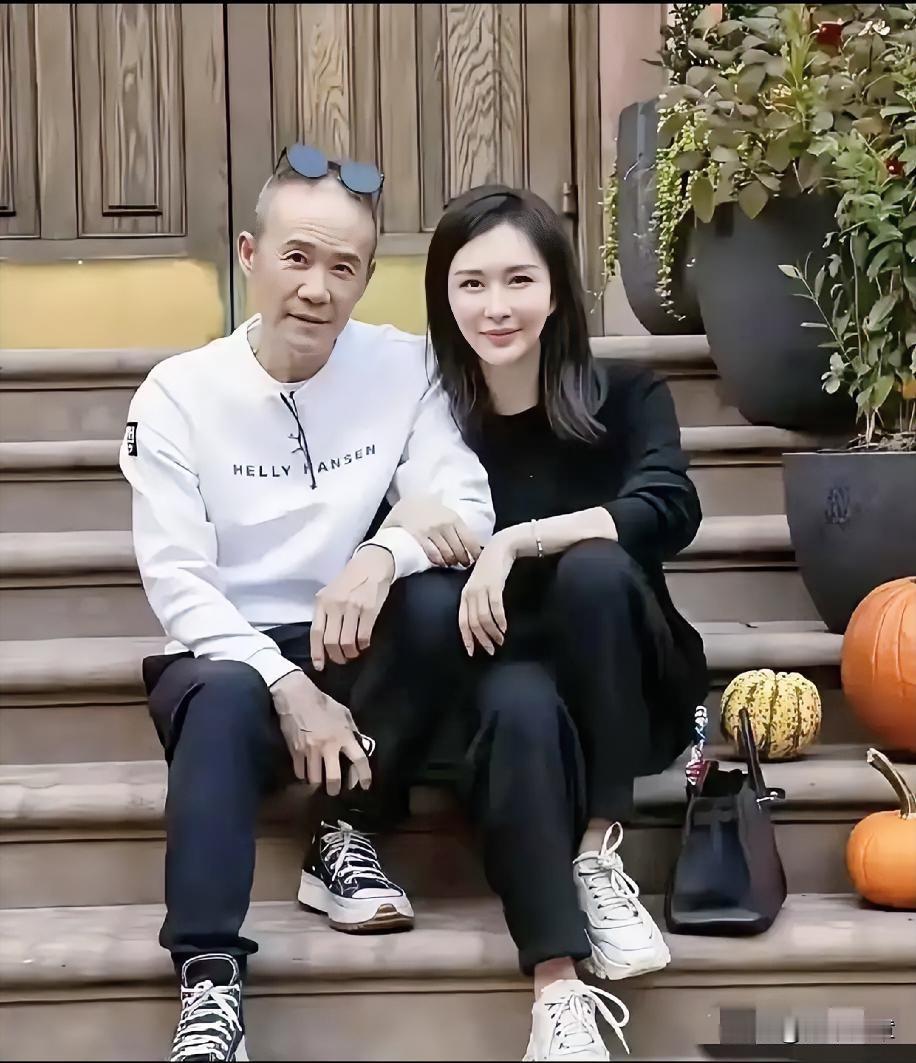 田朴珺可能到最后都没想明白，王石只是老了，不是傻了。她以为自己学的是邓文迪，拿的