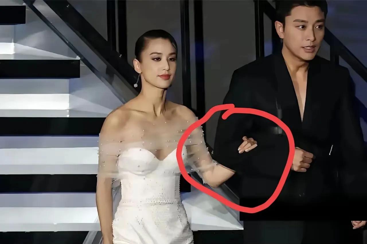 如果实在找不到合适的，贾乃亮和黄圣依就试试吧！一个穿着白色的连衣裙，一个穿着经典