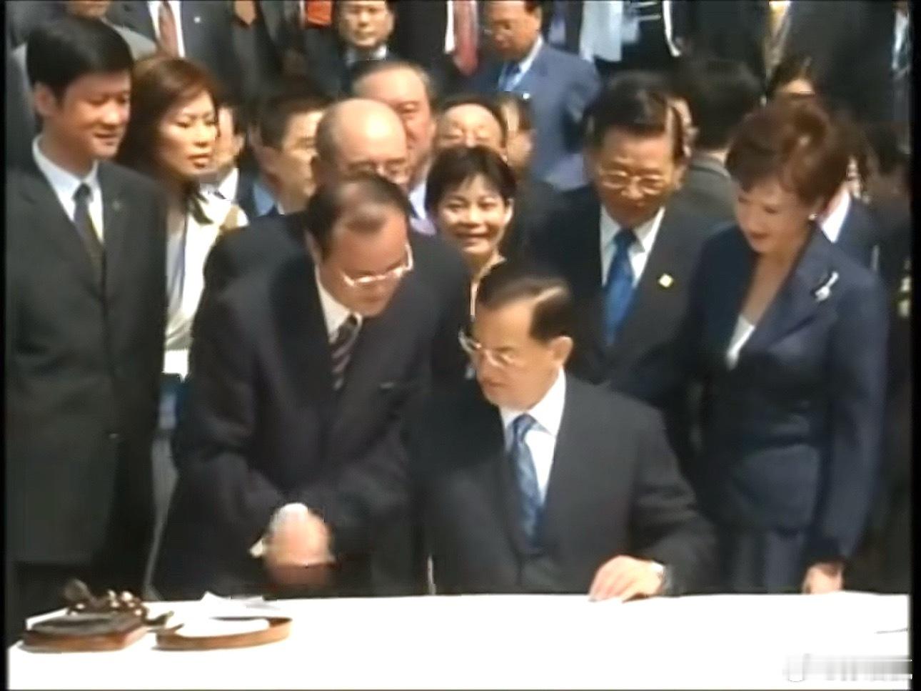 郑丽文率团抵达大陆开始参访行程此一时彼一时啊，2005年郑丽文跟谁连战到访大陆，