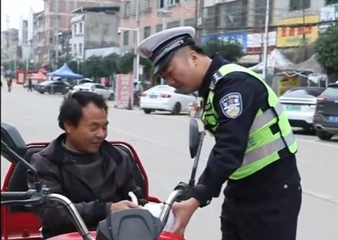 今年11月，江西一交警拦下没带头盔的大叔，大叔有些慌张，不料交警没有罚款，随后交