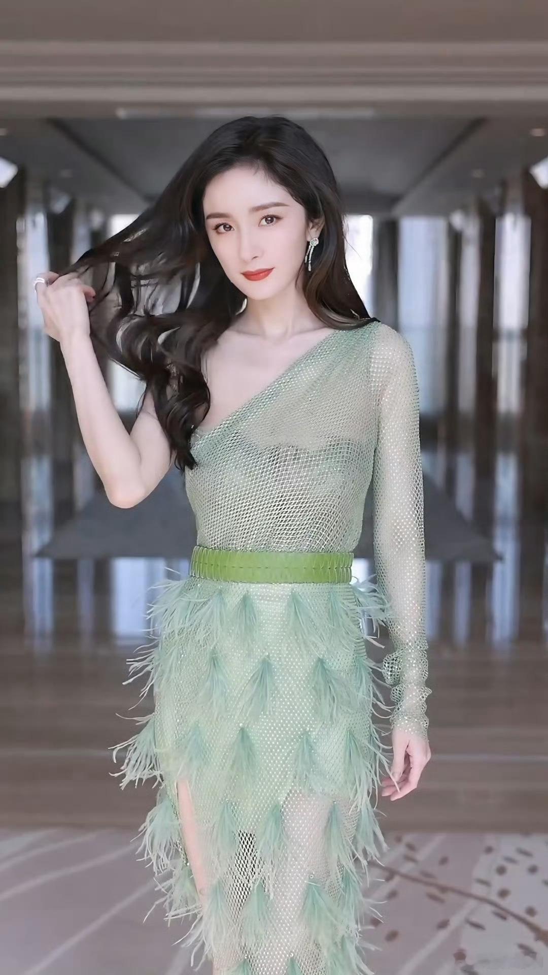 #娱乐[超话]##杨幂绿孔雀妆造# 杨幂这套绿孔雀一样的妆造好美[憧憬][憧憬]