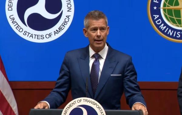 财联社11月7日电，据报道，消息人士称，特朗普政府正考虑从周五起削减4%的航班，