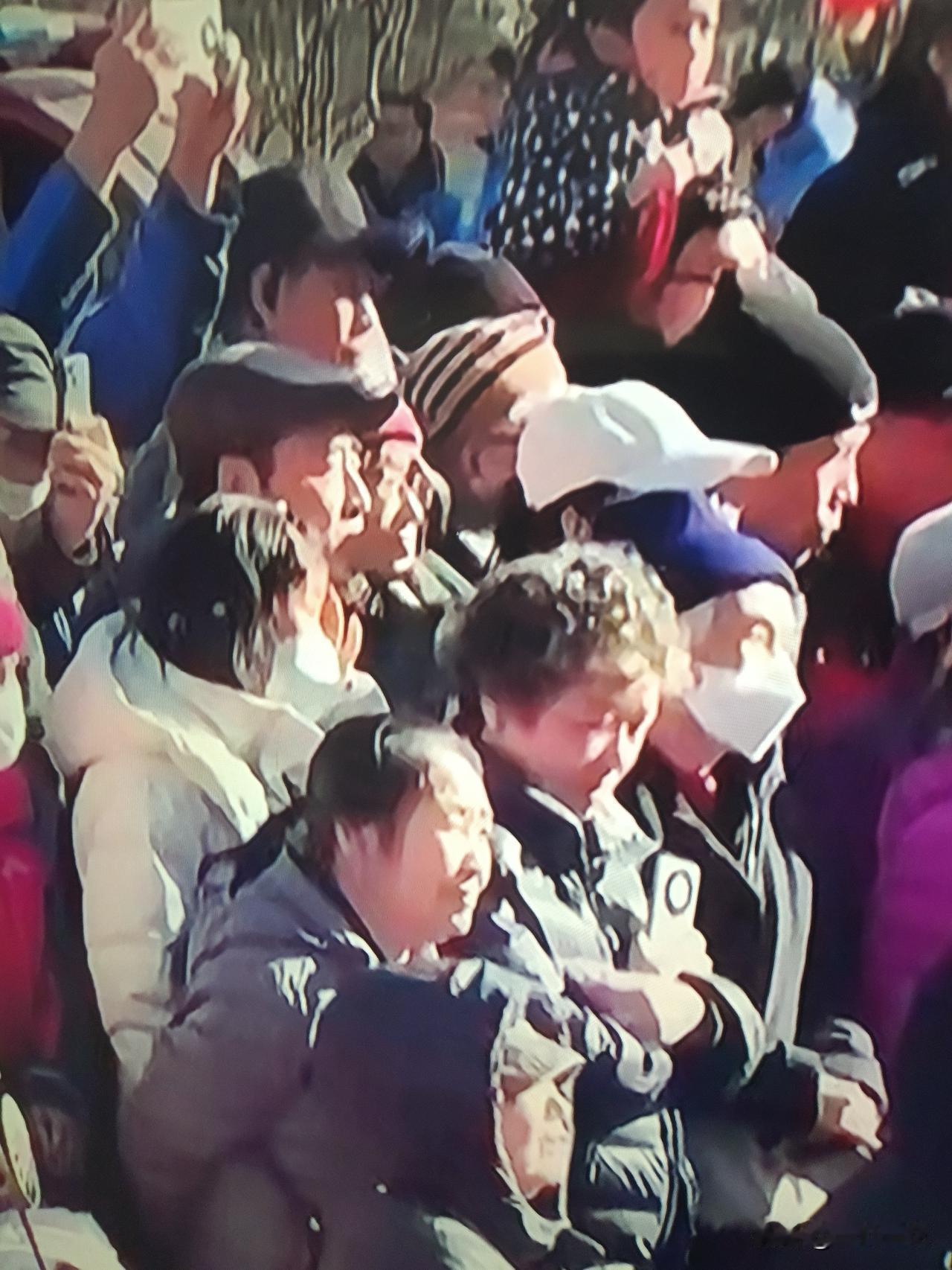 春节旅游那些事！花钱找罪受。
没有出去，想出去，去了挨饿受累，口又干。
想吃，想