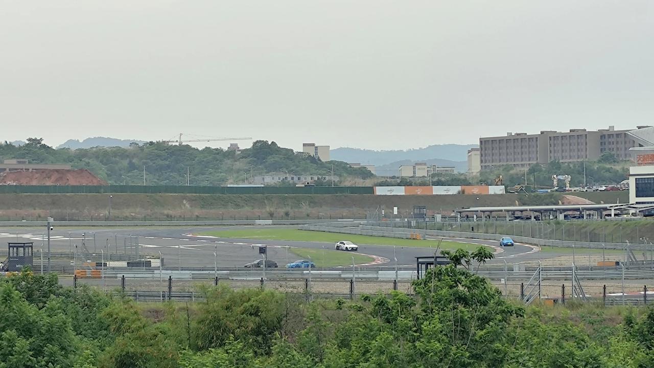 春日生活打卡季观看刺激赛车，确实很彪悍！😍😍😍😍