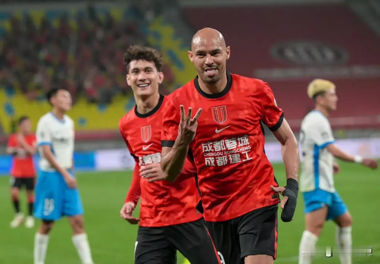 费利佩当替补也是一种很不错的战术 在主力球员轮换这一点上  山东泰山主帅韩鹏真的