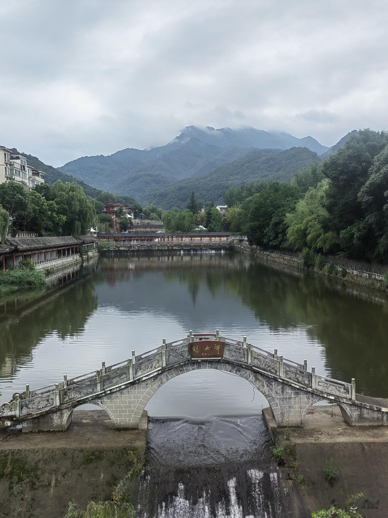 看这风景，汤峪镇真是一手好牌打个稀碎。
网上直播汤峪温泉新装修了，周内团购价下来