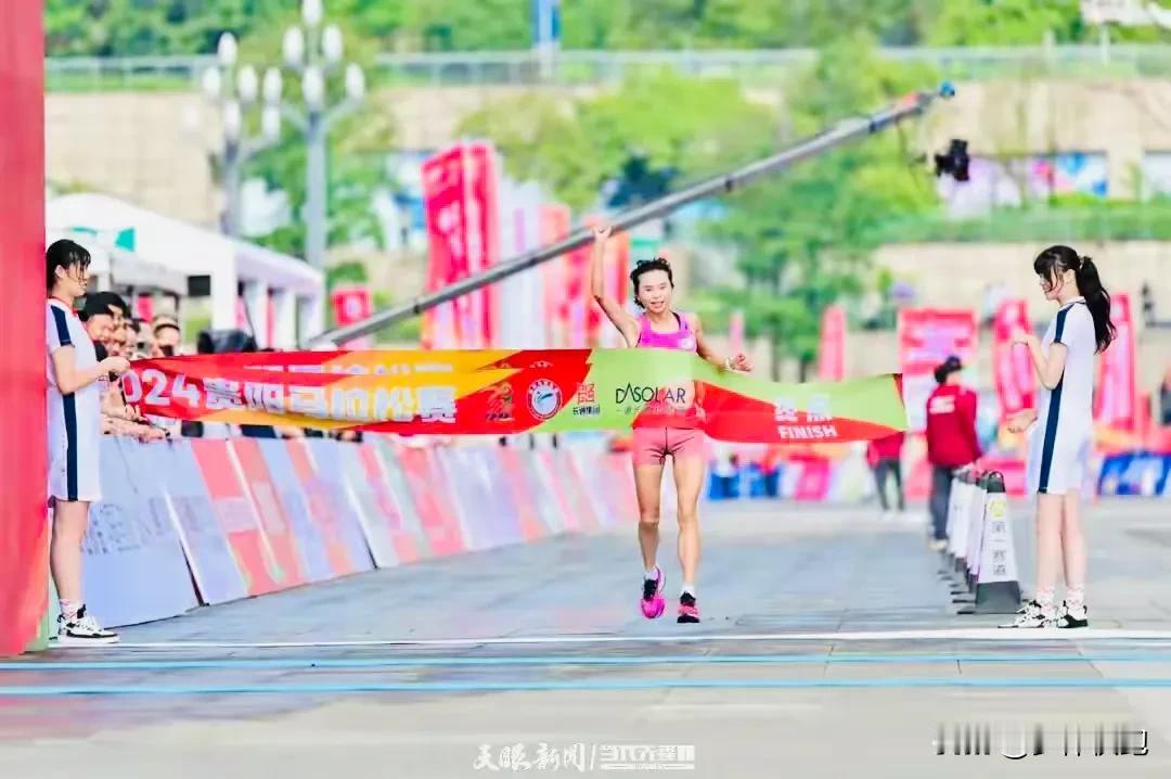 乍一看以为这是标枪比赛 [捂脸]
今天的贵阳马拉松，遵义余庆人丁常琴以1小时14
