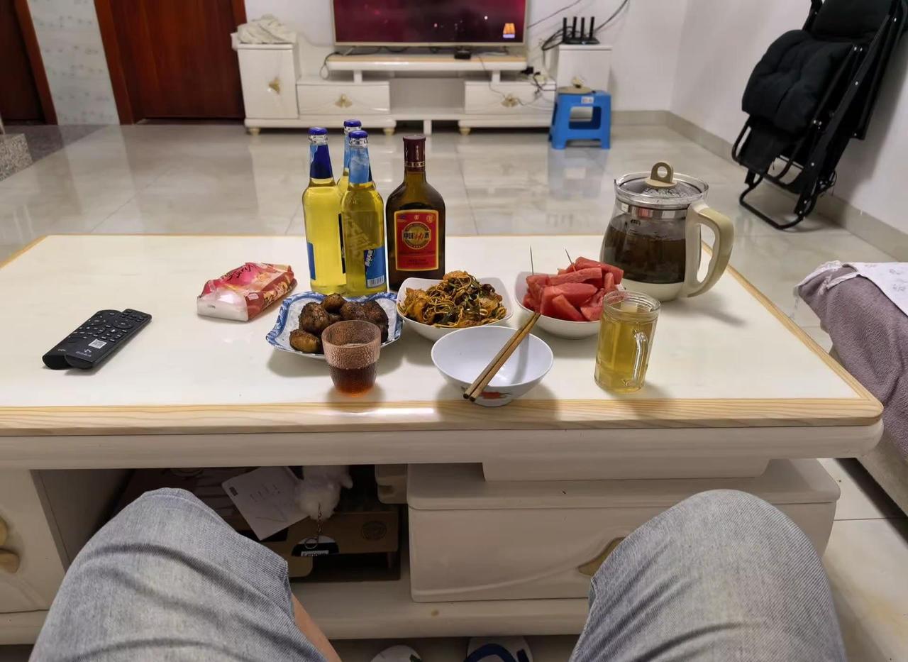 一个人微醺是结束一天最好的方式，醉眼看世界，事时皆温柔