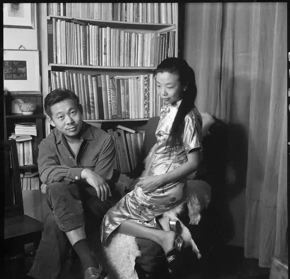 1956年，赵无极放下画笔，准备睡觉。未料相濡以沫16年的妻子，坐在床头冷冷地说