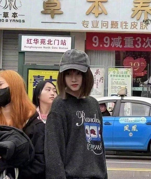 据说这才是线下肉眼看关晓彤的样子，从小就长这样子底子真的太好了… 