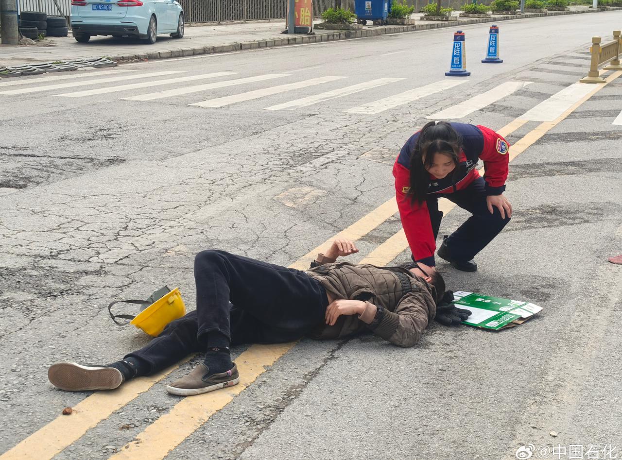 【加能站入口突发交通事故，石化员工紧急救助赢得宝贵时间】4月1日11时35分，贵