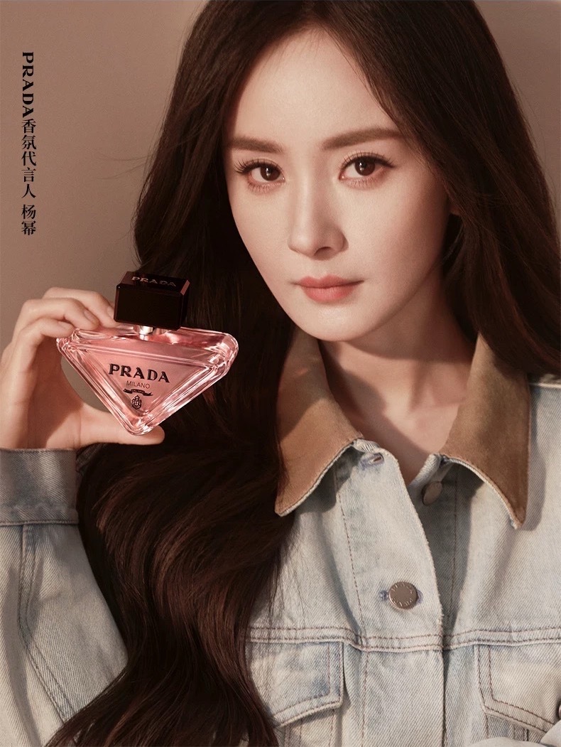 杨幂Prada香氛代言人 下了单才发现🍑店官宣图先出了Prada就这么迫不及待