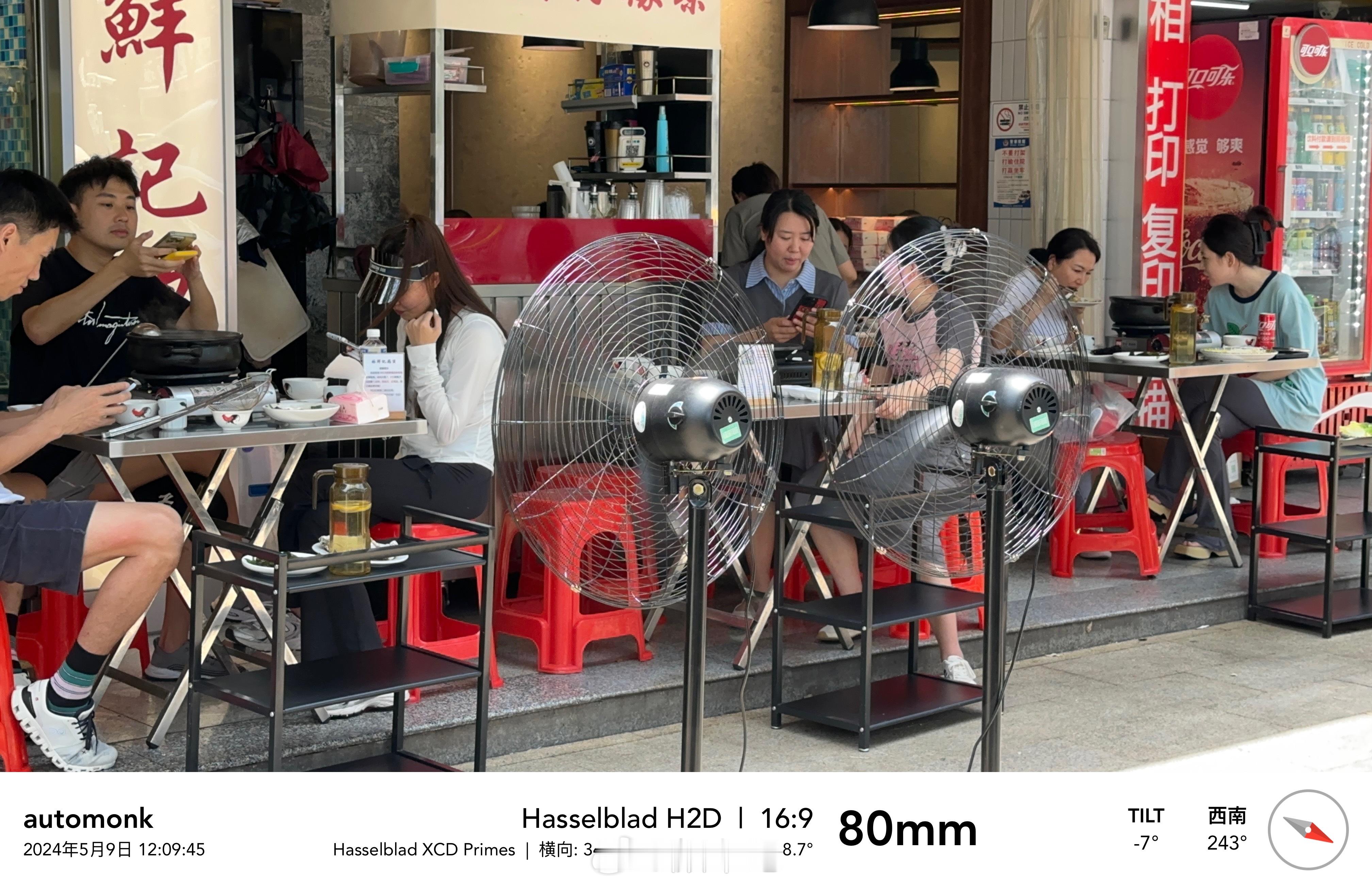 美食家先生，选的这家鸡煲店生意真好，店面不大，大中午来排队吃饭的人却很多，而且这