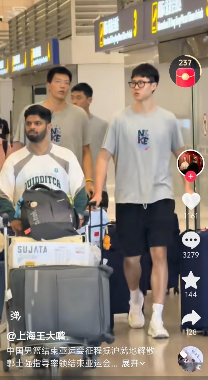 中国男子篮球队队员结束了亚运会的比赛，平安地回来了。从集训到比赛这么长时间，每个