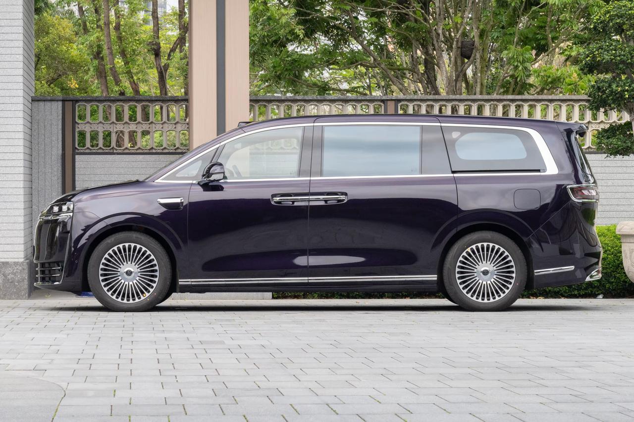 智界全新旗舰MPV，智界V9正式上市了，全系4款车，起售价38.98万，顶配价格