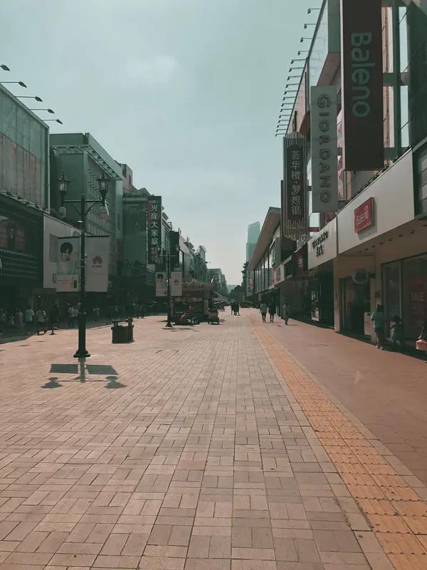 女子提前预定五一酒店4晚共494元 ,遭店方劝退后房间涨至569元一晚 ,当事人