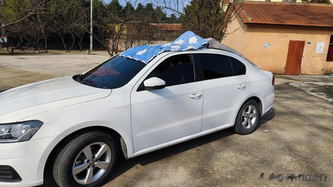 哈哈，太有意思了。
早上洗车，窗户没关紧，被子打湿了。我还想着哪里进的水，总不能