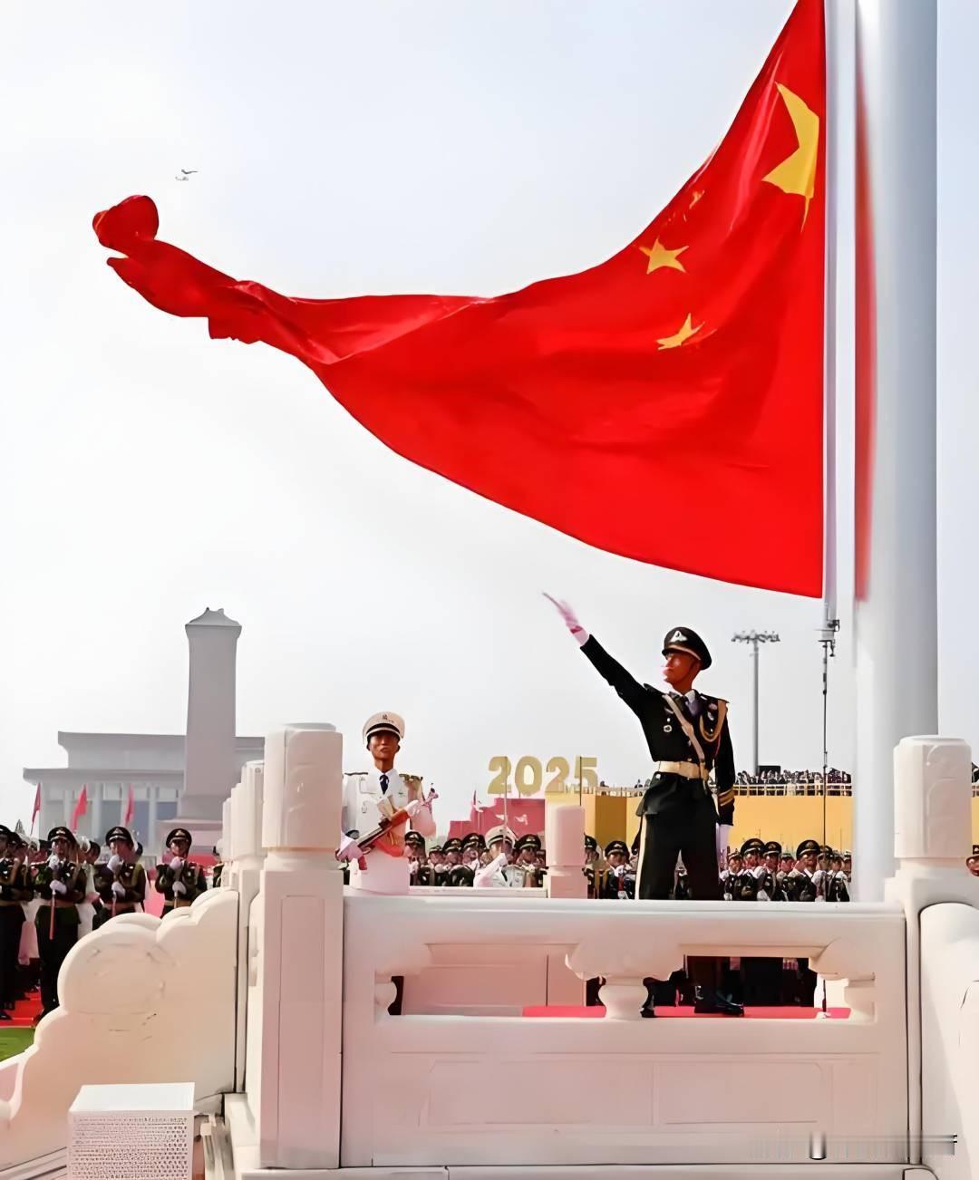 当国旗和太阳一起升起的时候，我会热泪盈眶，作为中国人感到无比的幸福和自豪！