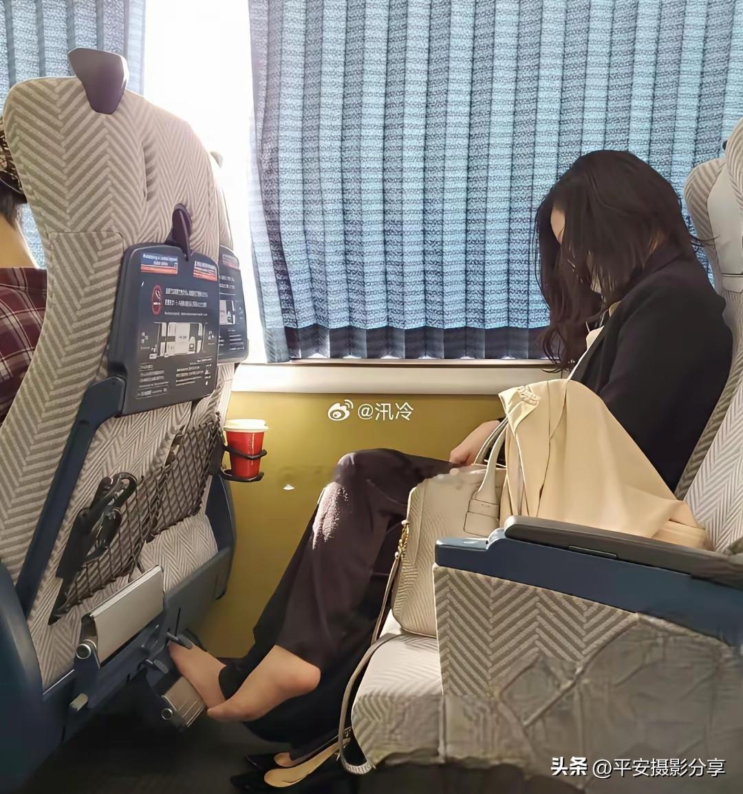 光脚丫职业装和生活装,你更偏爱哪个?