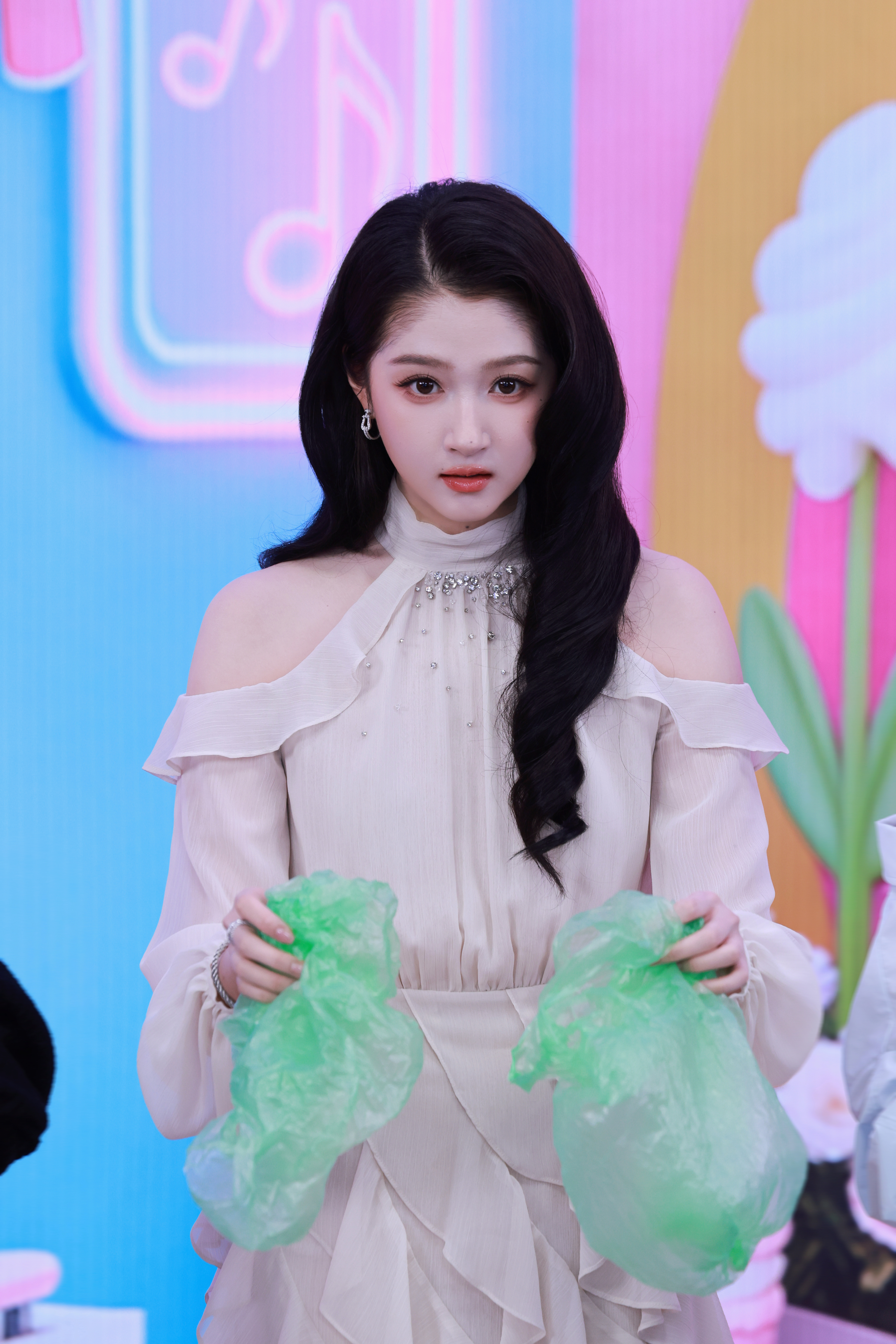 关晓彤  风掀动裙摆时，才懂温柔也能勾人魂魄。不必刻意讨好，自在的性感最是致命。