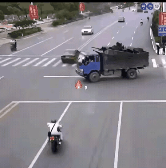 他为什么不刹车？由于这个人的违章酿成交通事故，毁了两个家庭！！！